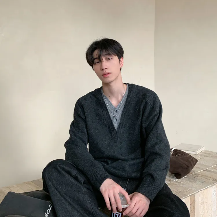 老钱风新贵v领假两件毛衣男秋冬高智感慵懒针织衫高级感情侣毛衫