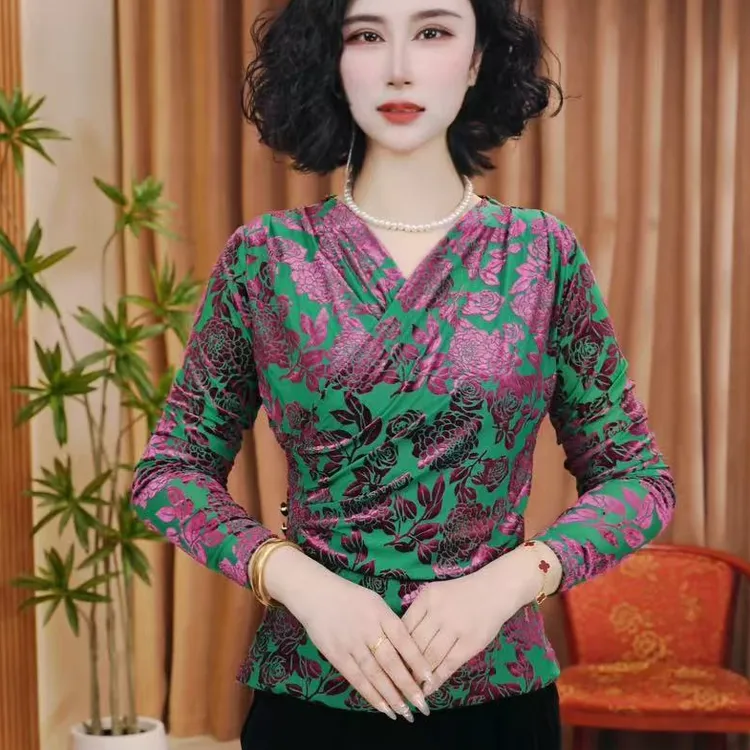 秋季新款植绒时尚妈妈装洋气百搭显瘦V领修身长袖小衫