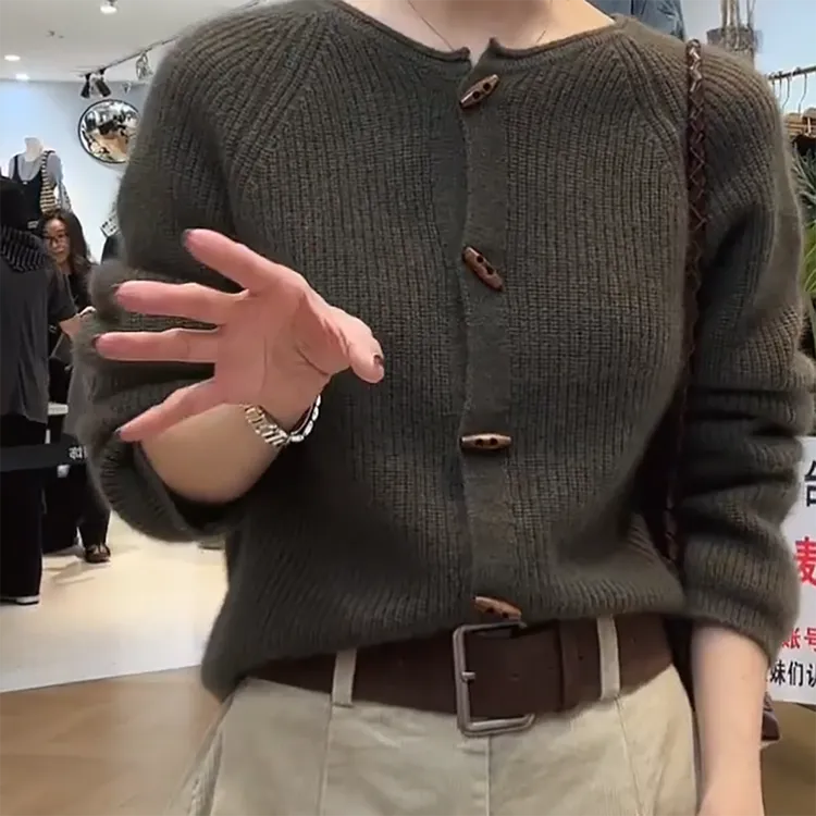 文艺轻奢‘韩系设计感复古牛角扣百搭气质2025针织毛衣外套女C6419