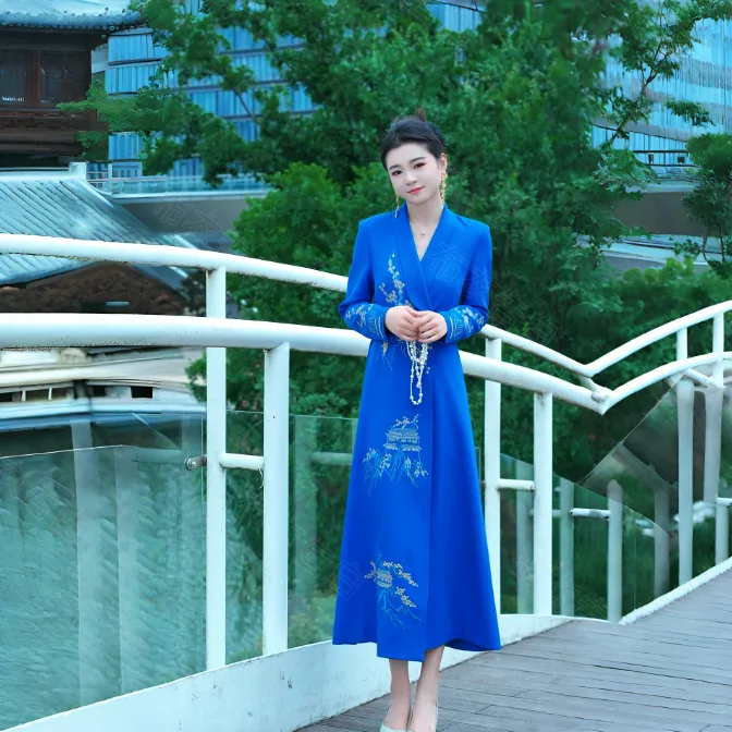 88008-新款刺绣时尚气质女士百搭修身显瘦时装战袍