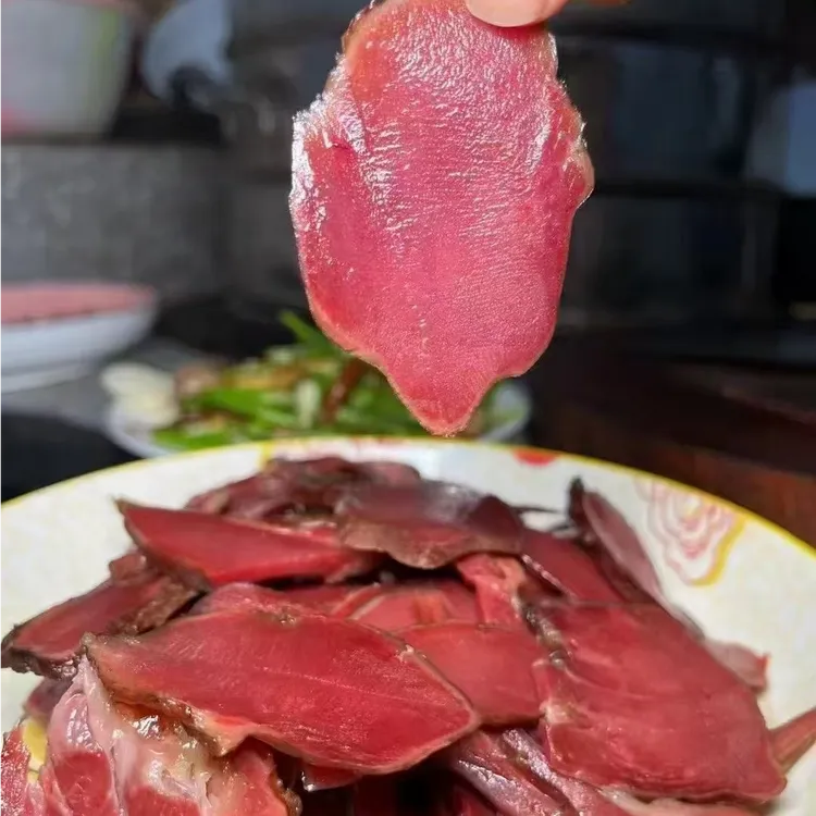农家风味腌制烟熏猪舌头地道风味