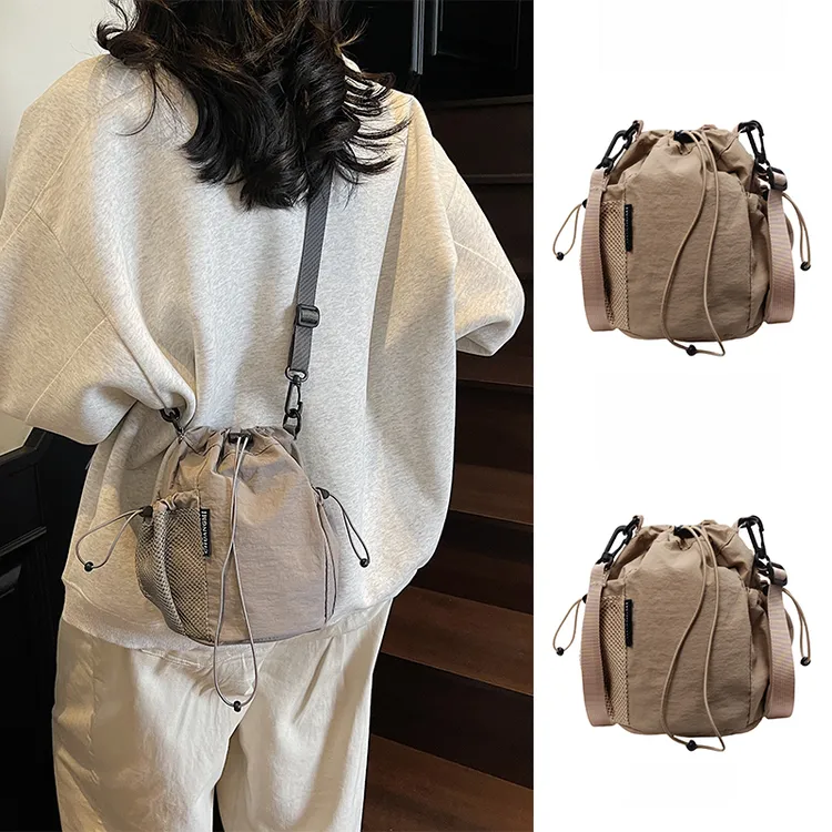 夏天夏季高级感灰色斜挎包包女2025新款水桶包休闲抽带单肩包