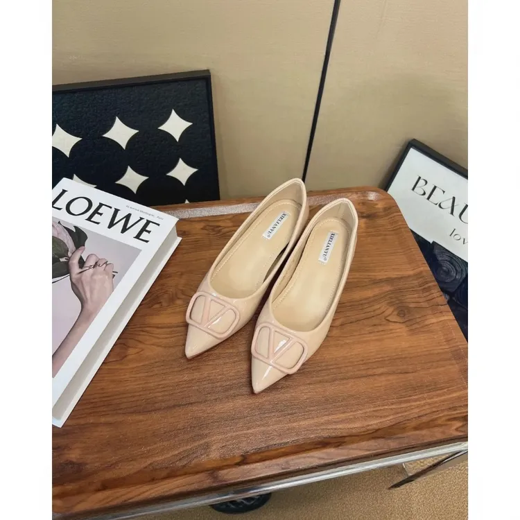 裸色V扣尖头软底单鞋女法式百搭通勤名媛气质内增高平底浅口女鞋