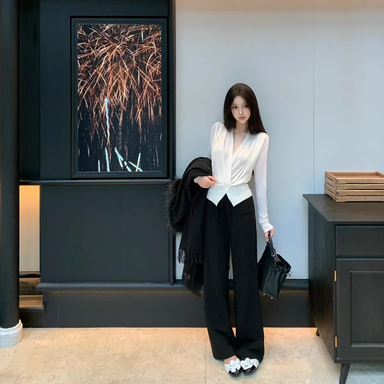 优雅温柔v领抽褶设计针织上衣女秋季新款气质软糯针织衫配休闲裤