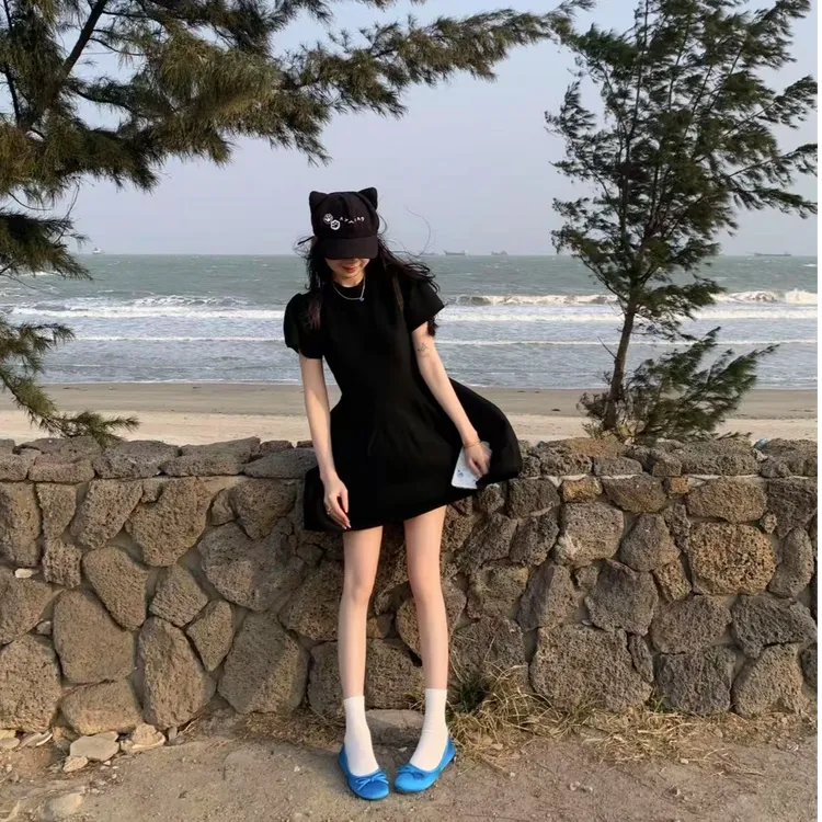 法式高级感黑色短袖连衣裙女夏季2025新款气质收腰显瘦蓬蓬短裙子