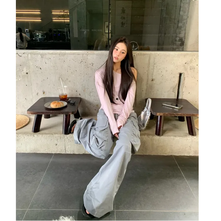 小众设计感甜美风松弛慵懒感斜肩上衣女配百搭休闲宽松工装裤套装