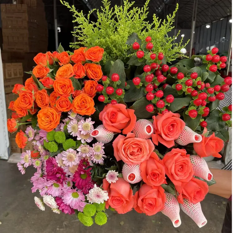 粉玫瑰6枝+橙芭比3只+混色小雏菊3-5只+红豆+草5只 云南昆明鲜花