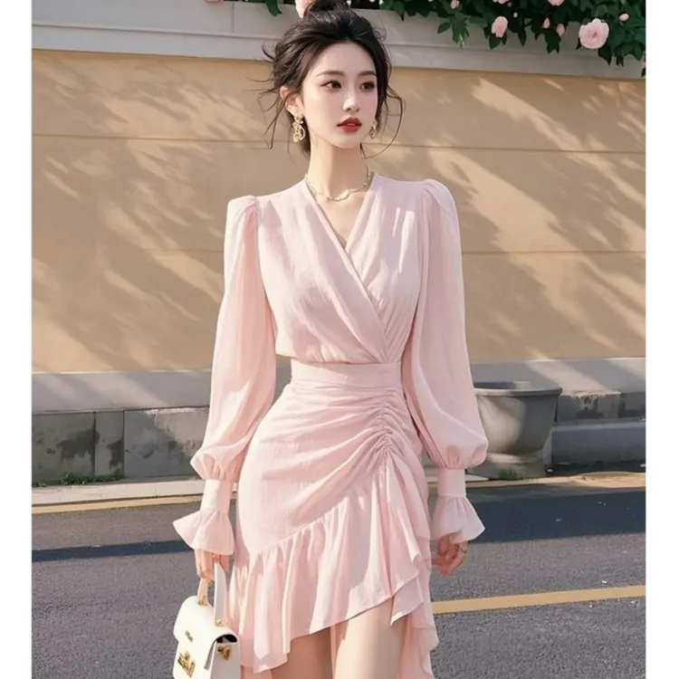 法式高级气质收腰V领长袖连衣裙女2025春季新款不规则荷叶边裙子