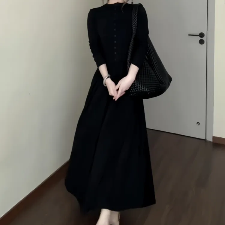优雅高级感圆领单排扣长袖连衣裙女早秋气质赫本风收腰显瘦连衣裙