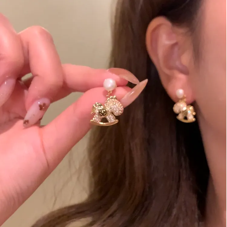 铜合金锆石耳饰 秋冬轻奢闪锆小马珍珠耳环女气质生肖马年耳饰