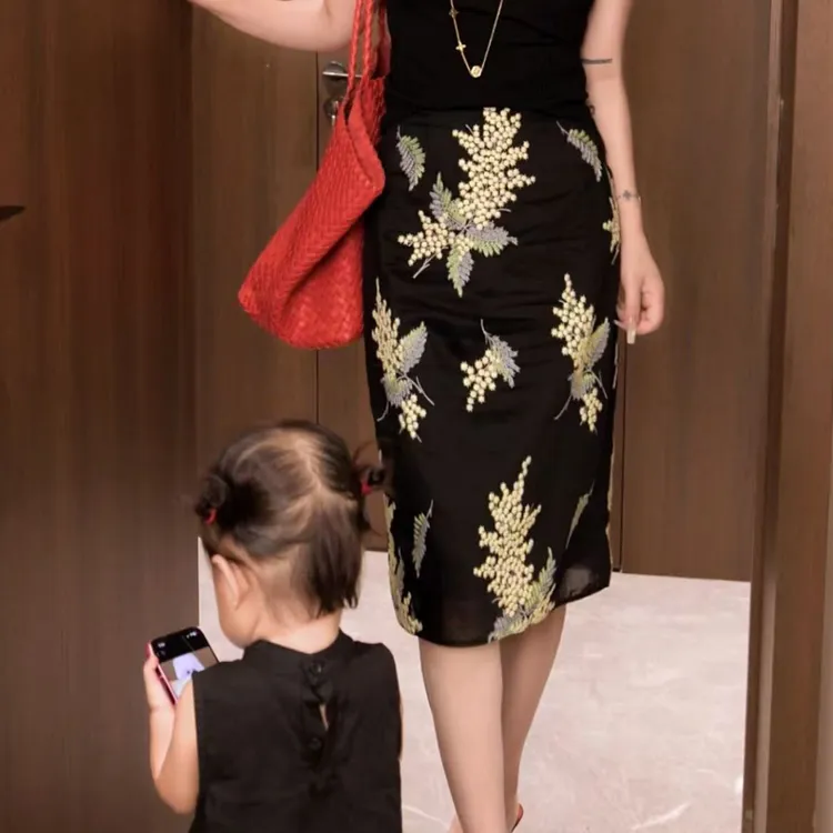 G. yantong/郭彦彤定位刺绣半身裙女夏款气质百搭修身QZ1055