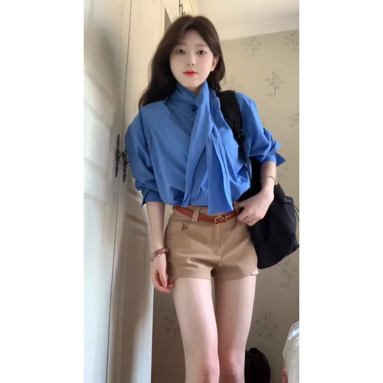 MARIE.COCO早秋轻职感通勤风穿搭设计感蓝色衬衣搭配高腰气质短裤