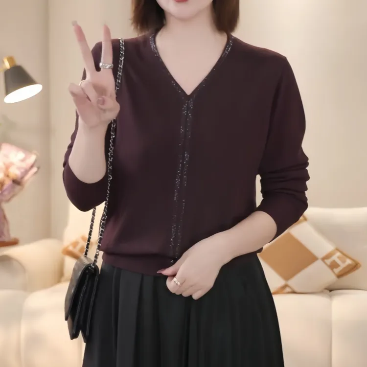 2025年秋冬新款洋气时尚妈妈装高端V领烫钻遮肉长袖打底针织衫女