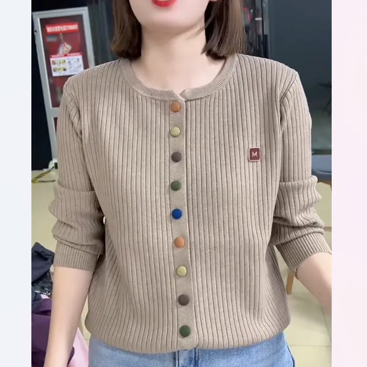 秋冬新款纯色彩扣针织开衫时尚圆领百搭坑条宽松型长袖女上衣外套