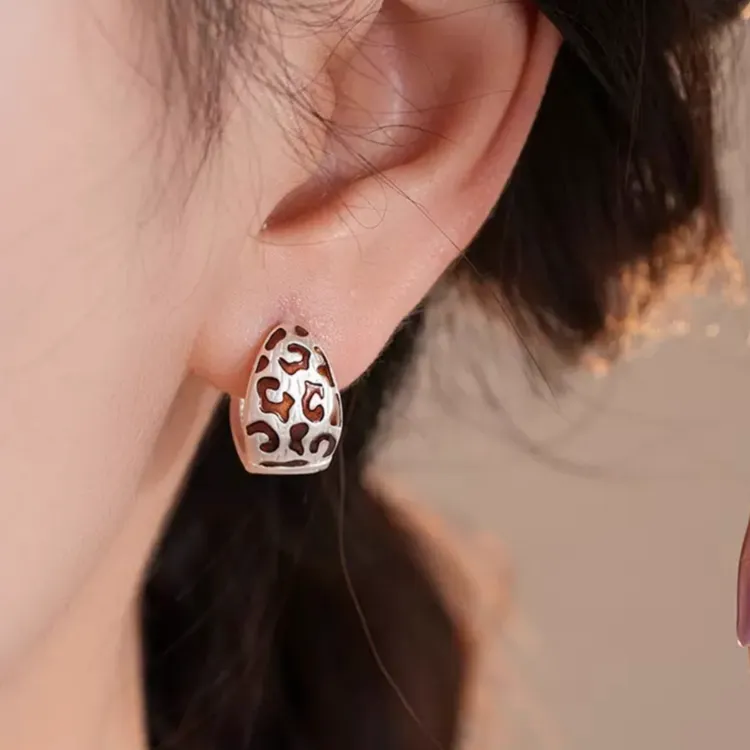铜合金耳饰 银色豹纹耳扣轻奢小众小巧法式复古百搭设计感个性