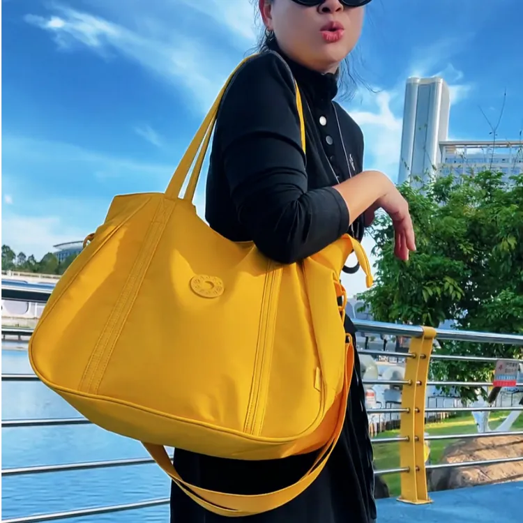 大容量妈咪包旅游外出单肩托特包通勤轻便多功能斜挎包时尚休闲