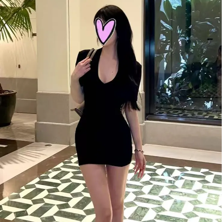 黑色V领短袖连衣裙女夏2025纯欲性感气质辣妹紧身显瘦包臀短裙