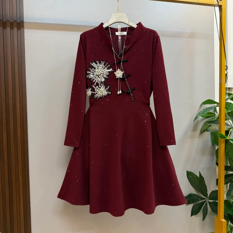 新款大码女装时尚洋气小V领收腰显瘦轻奢新中式连衣裙