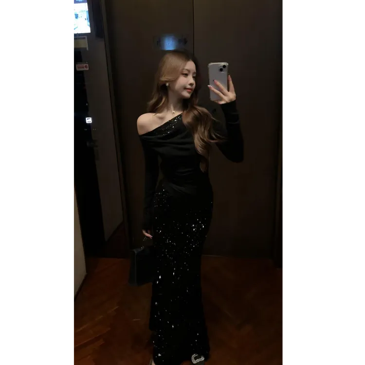 2026新款是御姐设计感气质斜肩长袖针织上衣搭高腰显瘦亮片半身裙