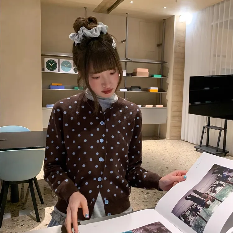 撞色波点提花针织开衫女秋季慵懒修身设计感甜美风简约百搭上衣