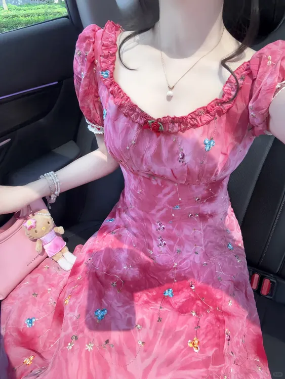 多巴胺扎染刺绣方领短袖连衣裙2025新款夏季设计感收腰绝美长裙子