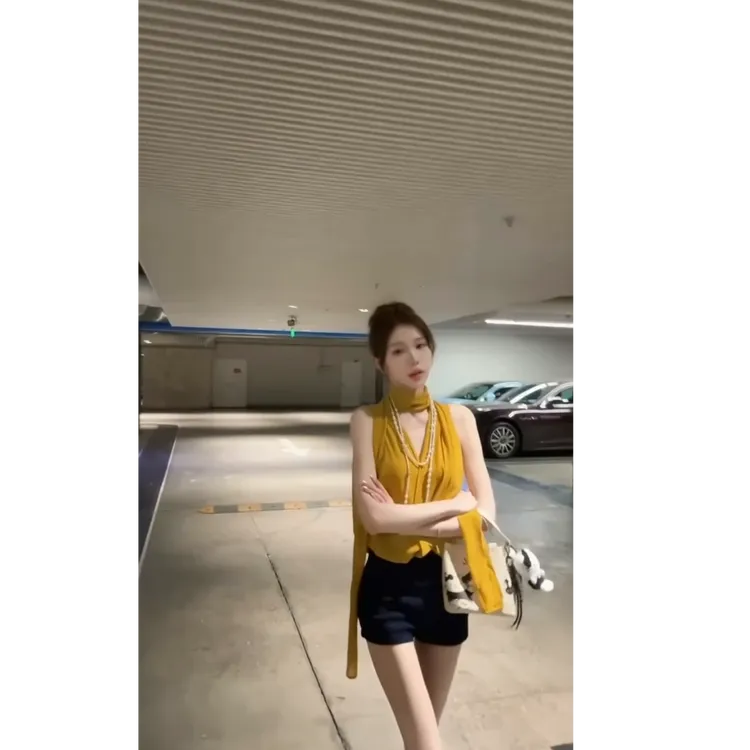 纯欲风气质辣妹V领绑带镂空设计感显瘦时髦百搭黑色短裤两件套装