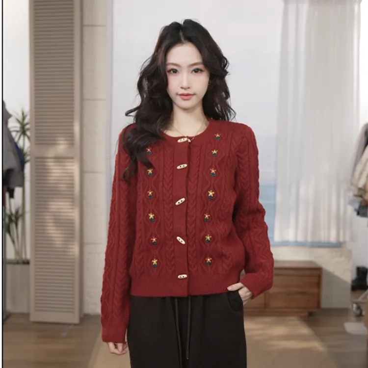 【年终狂欢购】茵曼25冬季牛角扣圆领保暖开衫毛衣刺绣时尚百搭外套