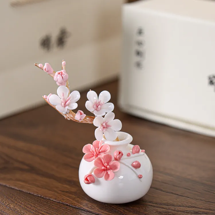 陶瓷手工捏花圆梅花瓶羊脂玉瓷温润通透小清新花器插梅花瓷器摆件商品图