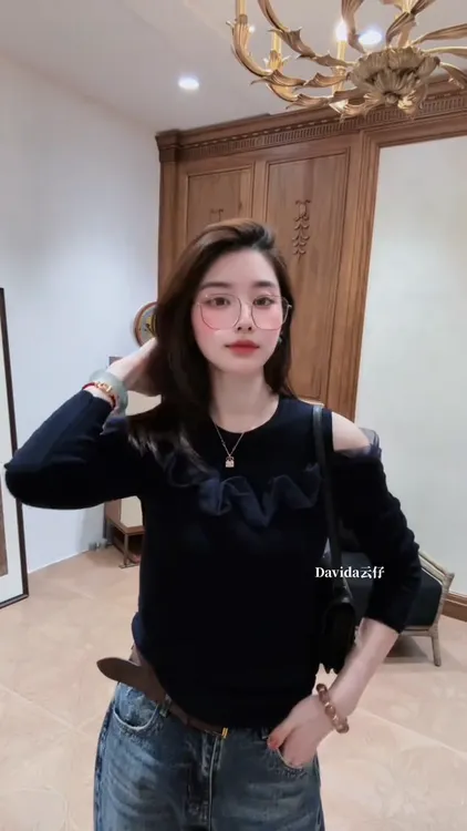 早秋时尚通勤设计感露肩花边黑色针织衫休闲百搭气质上衣2025新款