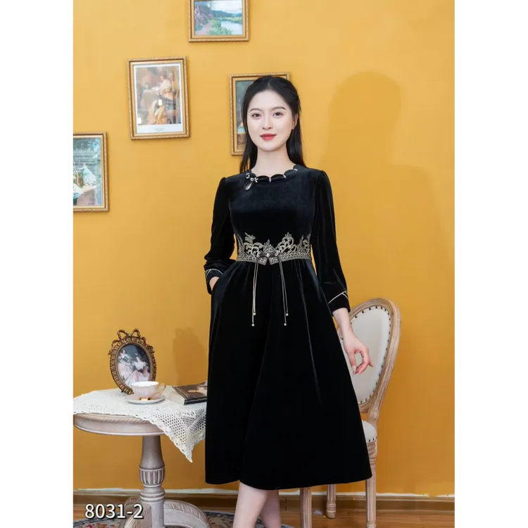  春秋 复古优雅连衣裙，精致刺绣设计，尽显高贵气质与时尚品味