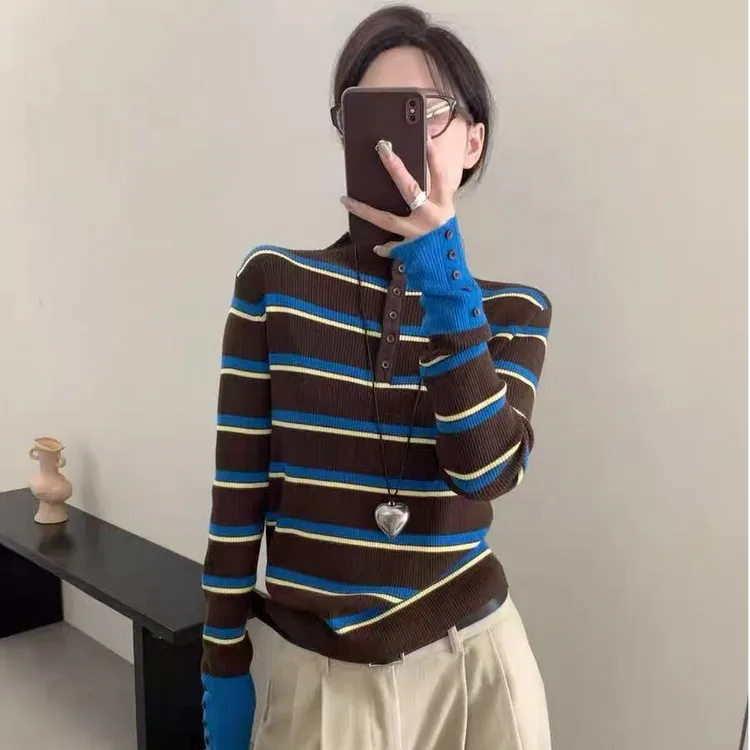 秋冬时尚撞色条纹圆领长袖针织衫女复古风拼色纽扣长袖打底毛衣