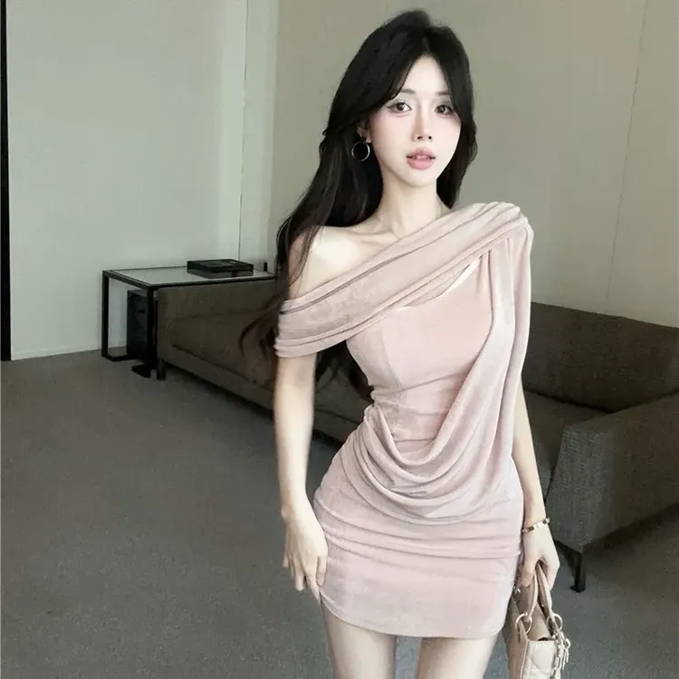 法式性感辣妹不规则收腰修身连衣裙女设计感纯欲斜领露肩短裙子