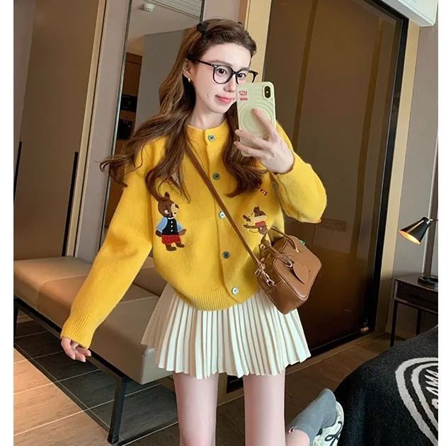 秋冬季黄色卡通毛针织开衫毛衣杏色百褶裙两件套女小个子韩版套装