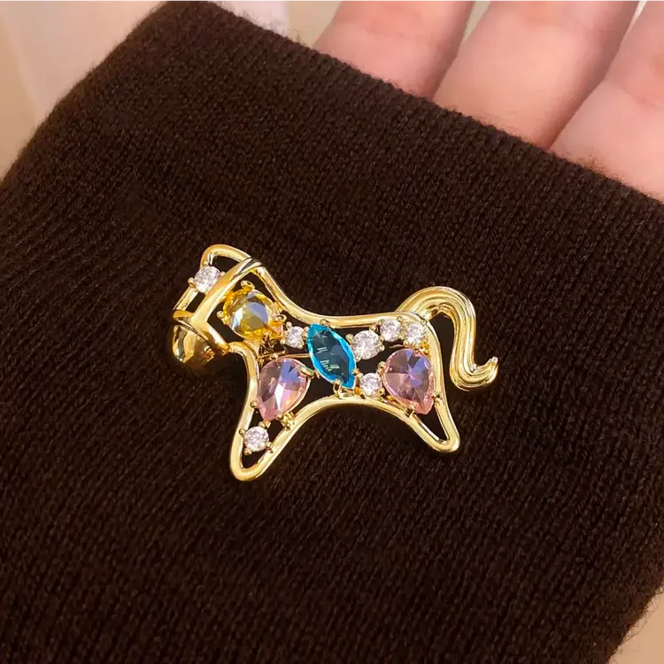 合金胸针 2026马年新款镂空彩宝小马胸针本命年轻奢别针设计配饰