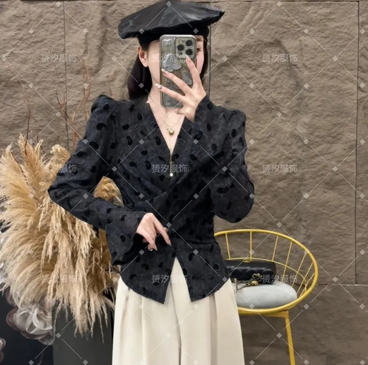 2025秋季新款V领洋气扭结长袖设计感时尚小众喇叭袖打底衫上衣