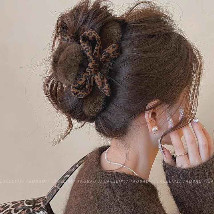 豹纹蝴蝶结毛绒抓夹女秋冬高级感盘发夹2025新款鲨鱼夹后脑勺发饰