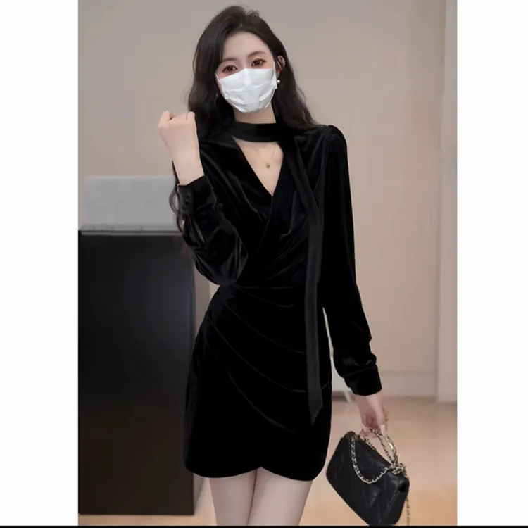 秋冬新款御姐风飘带V领压褶黑色丝绒连衣裙女收腰修身显瘦小黑裙