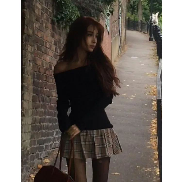 纯欲辣妹一字肩黑色针织衫女修身露肩长袖上衣显瘦百褶裙两件套装