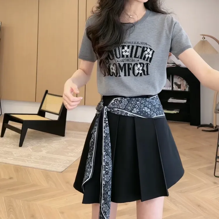 【旷野风眠】2025时尚薄款短袖+飘带不规则百褶裙套装LK2504008