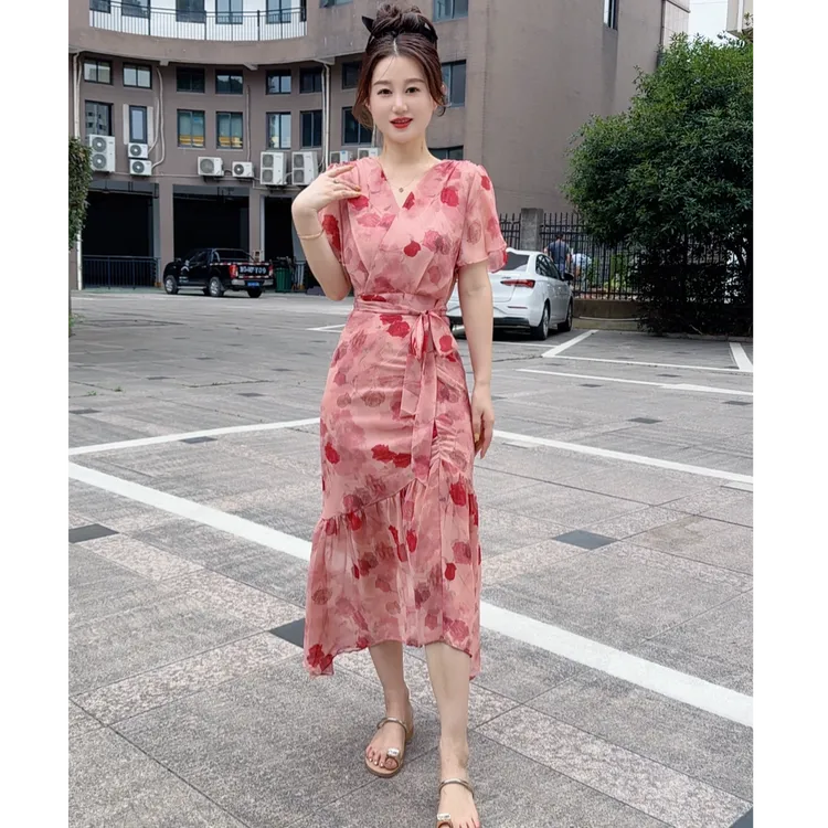2025夏季新款法式气质后妈裙收腰碎花连衣裙女修身显瘦不规则裙子