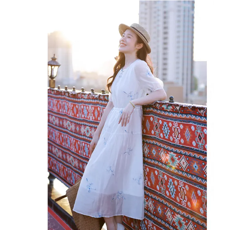 红念白色绣花连衣裙短袖小众女装夏季通勤收腰显瘦气质洋气长裙子