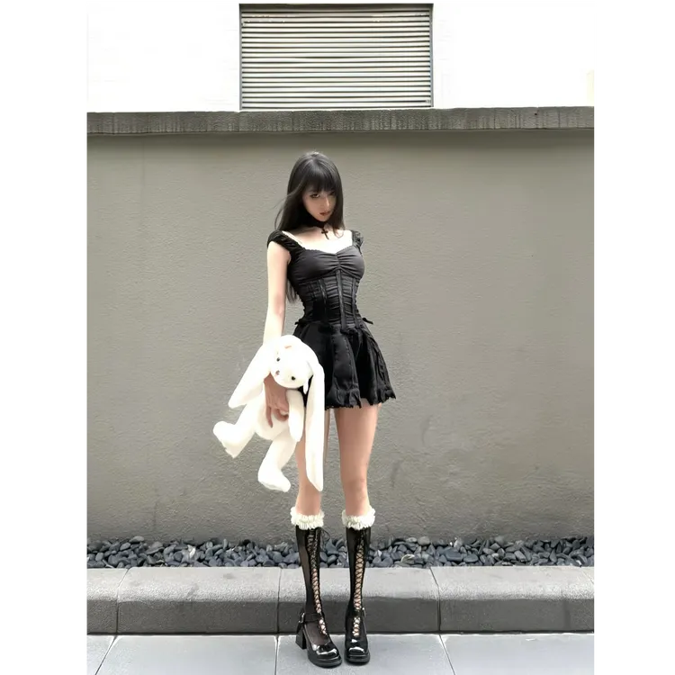 法式黑色吊带连衣裙女夏季新款性感辣妹小个子气质收腰显瘦短裙子