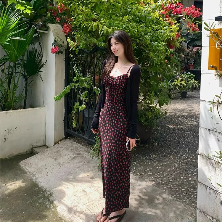 2025夏季新款法式复古修身显瘦碎花吊带连衣裙沙滩裙长裙两件套