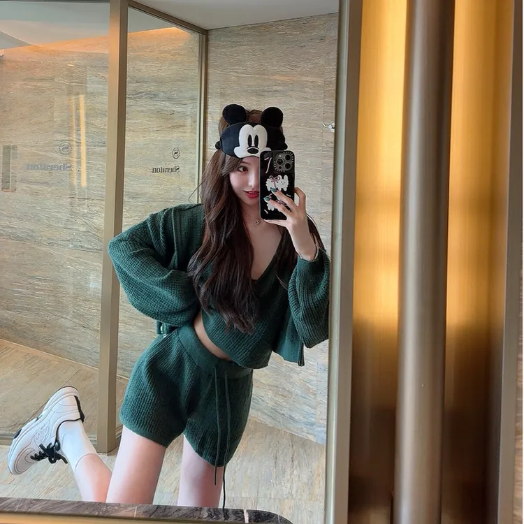 韩系慵懒气质短款背心连帽外套女春夏季高腰显瘦阔腿短裤三件套装