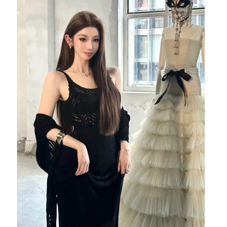 设计感镂空吊带连衣裙女2025秋季新款修身收腰针织纯欲风显瘦裙子