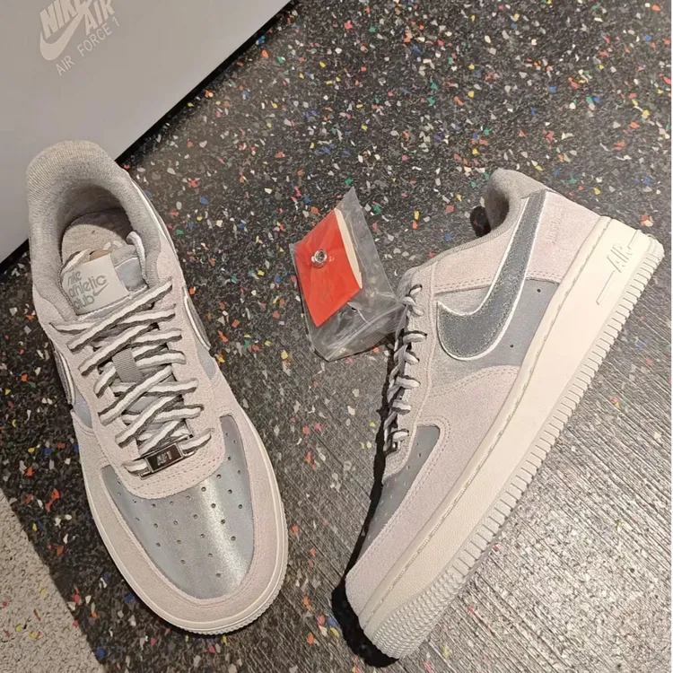 NIKE耐克 AIR FORCE 1女款低帮浅烟灰色复古休闲篮球板鞋官方正品