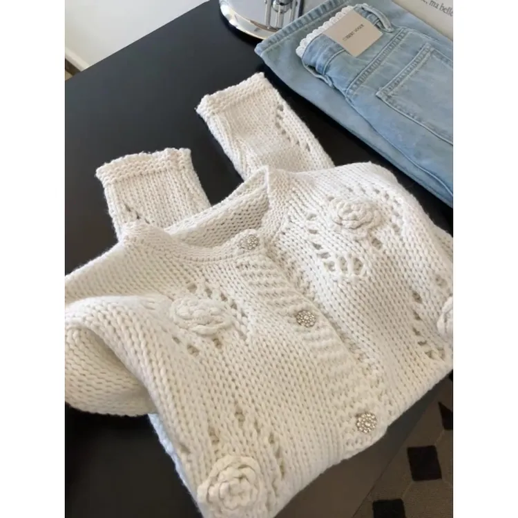 新款气质百搭舒适时尚简约白色上衣女2025早秋圆领纽扣长袖针织衫