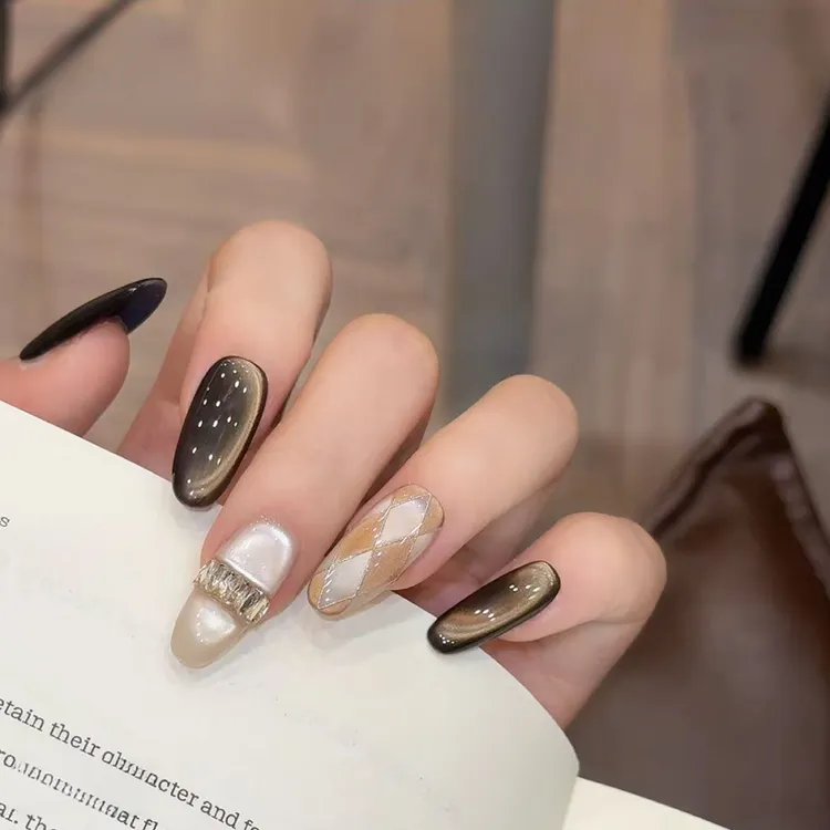 拿铁格纹纯手工穿戴甲细腻猫眼手绘菱形格显白轻奢高级感可拆卸式