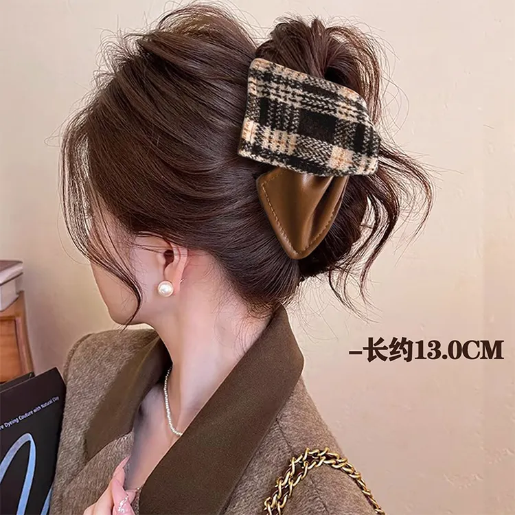 秋冬新款复古格纹皮质三角抓夹洋气鲨鱼夹气质后脑勺发夹发饰2025