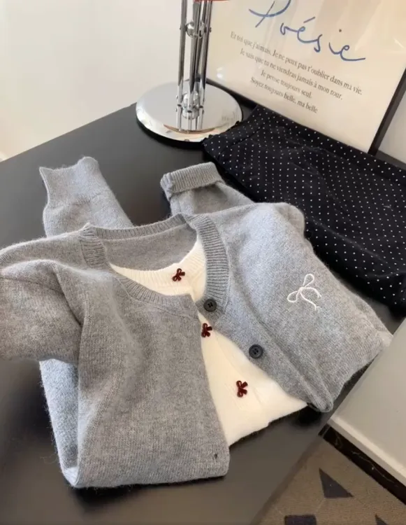 2025秋季长袖网红洋气圆领蝴蝶结刺绣软糯假两件针织开衫小上衣女